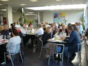 Die Eltern warteten mit großem Appetit auf das Essen.